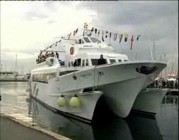 Imagen de Los Reyes Magos Llegaron A La Ciudad A Bordo Del Barco Espejo De Torrevieja