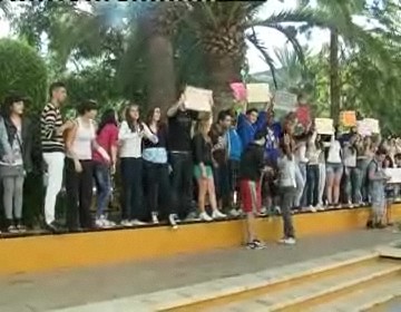 Imagen de Medio centenar de estudiantes se concentran para pedir transporte gratuito