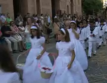 Imagen de Los niños que recibieron la primera comunión desfilaron el Día del Corpus Christi