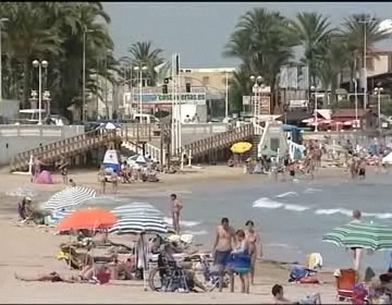 Imagen de Seiscientas toneladas de arena son aportadas a las playas de Torrevieja