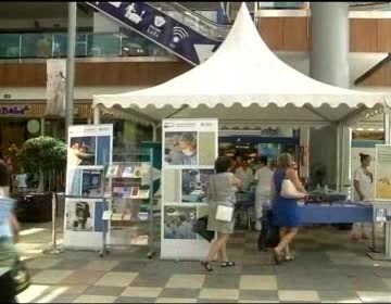 Imagen de La carpa Un verano a tu Salud recibe la visita del director general de Salud Pública