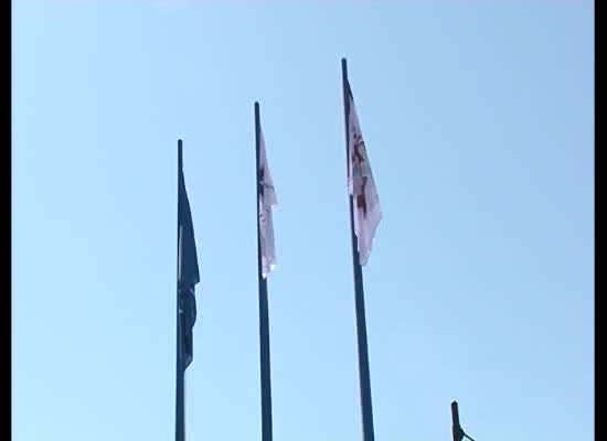 Imagen de Torrevieja iza este verano 29 banderas, dos más que en 2012, certificando la calidad de sus playas