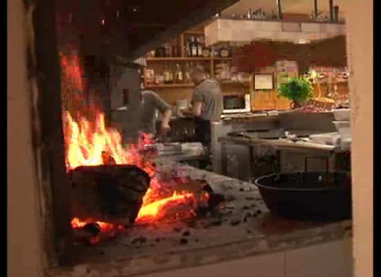 Imagen de El Huertano se renueva con la instalación de una gran barbacoa a la vista del público