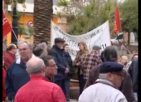 Imagen de Jubilados y Pensionistas de CCOO de Torrevieja se concentraron para protestar contra los recortes