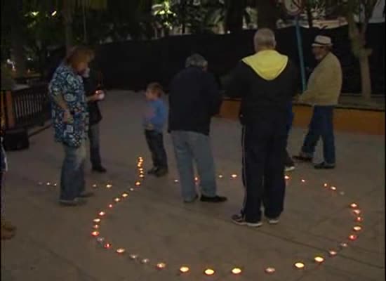 Imagen de IU Torrevieja enciende velas en memoria de las mujeres fallecidas por violencia de género