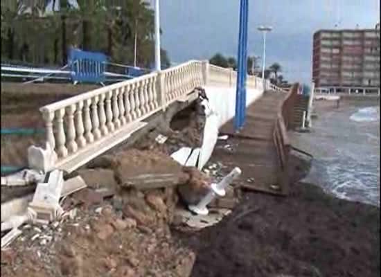 Imagen de La subida del nivel del mar provoca importantes desperfectos en el paseo de la playa de Los Locos