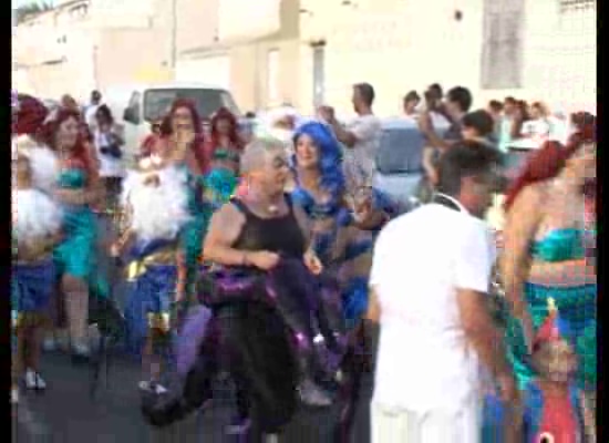 Imagen de Varias comparsas desfilan por las calles del barrio de San Roque con motivo de las fiestas