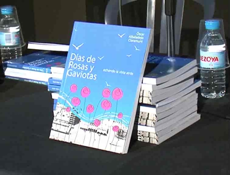 Imagen de El periodista Óscar Albaladejo Claramunt presentó su libro Días de rosas y gaviotas