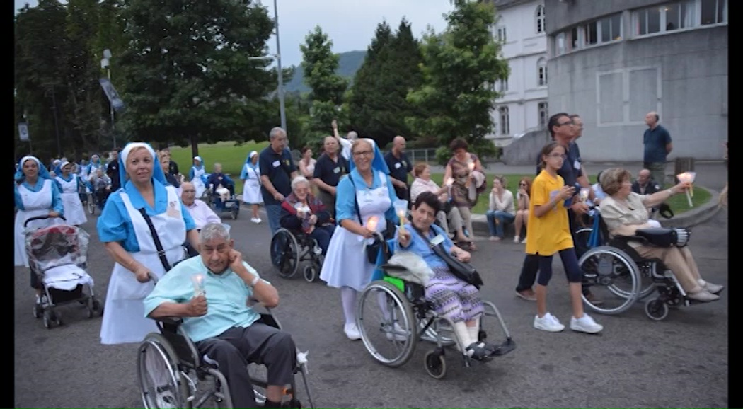 Imagen de La delegación de Torrevieja de la Hospitalidad de Lourdes participa en la procesión de las antorchas
