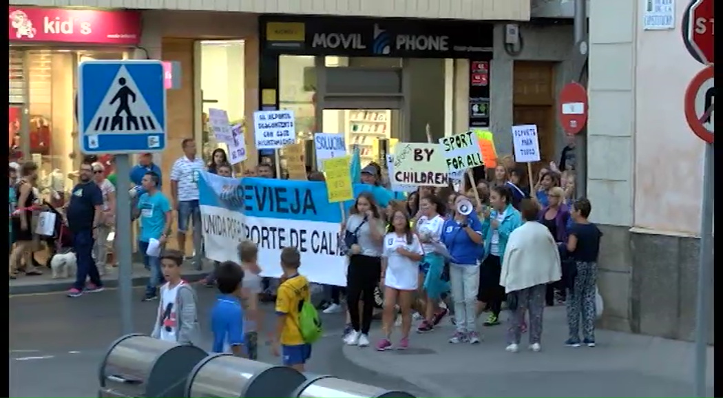 Imagen de Medio millar de personas se manifiestan exigiendo el mantenimiento de las Escuelas Deportivas