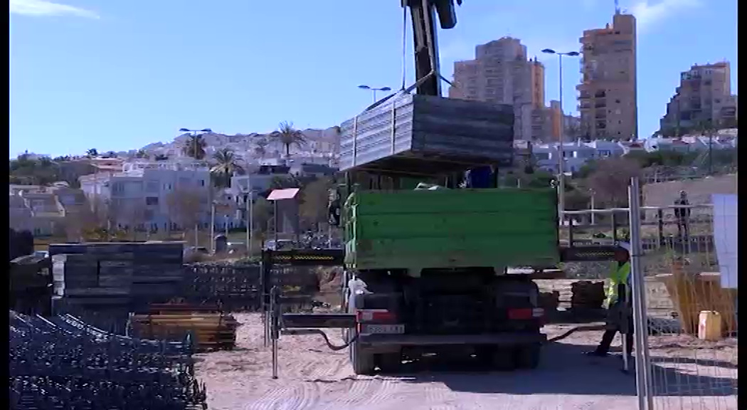 Imagen de El equipo de gobierno sustituye la madera del Paseo Peatonal de La Mata