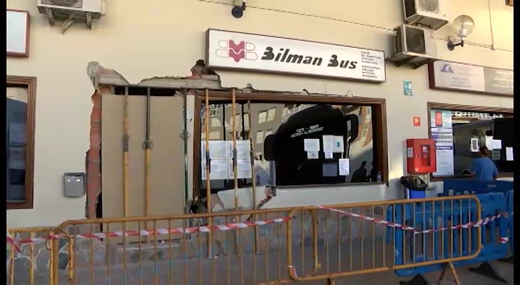 Imagen de Un autobús pierde el control en su entrada a la estación de Torrevieja y arrolla a una mujer