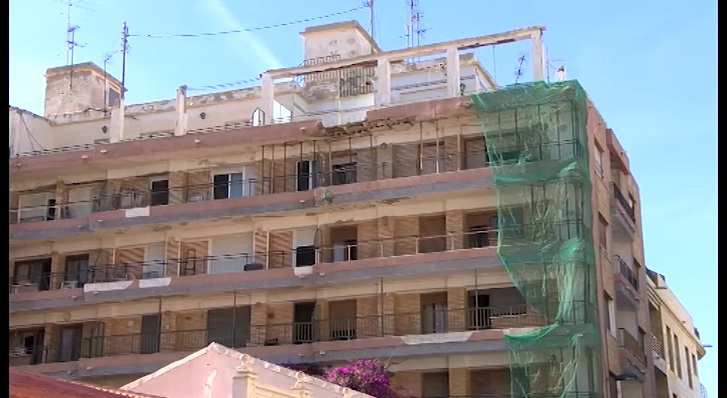 Imagen de Se inicia el vallado del edificio La ballena para proceder a la demolición del mismo