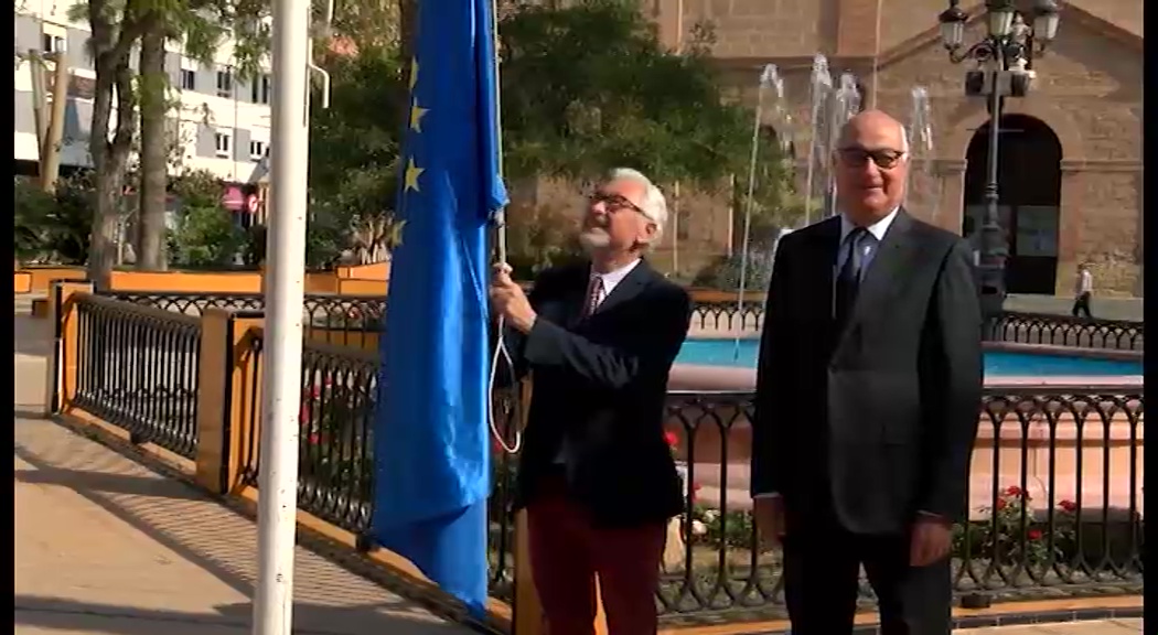 Imagen de Torrevieja se une al Día de Europa con el izado de bandera