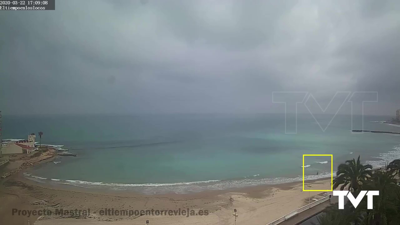 Imagen de Un hombre se baña en la Playa de los Locos pese a estar prohibido por el estado de alarma