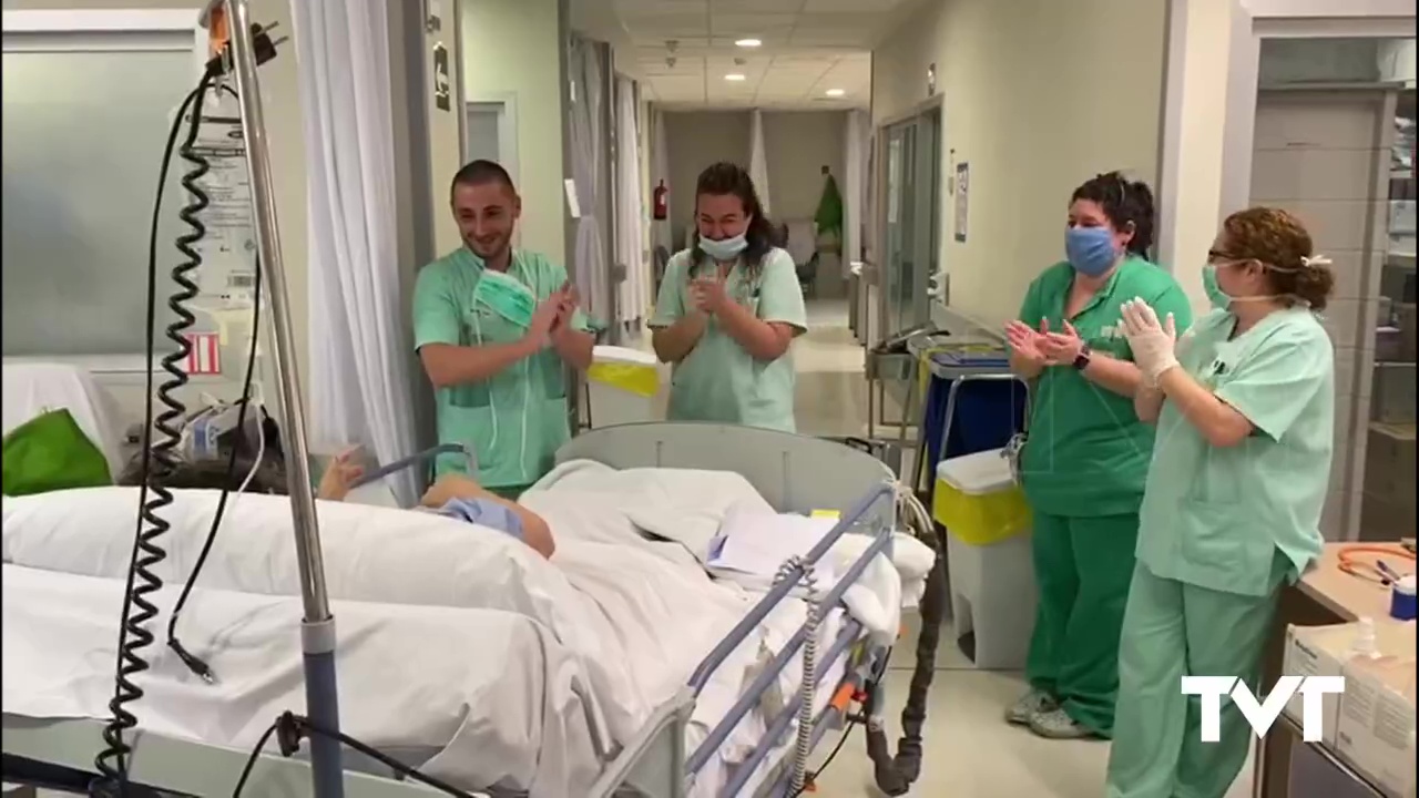 Imagen de Sanitarios aplauden a un paciente que ha logrado salir de la UCI