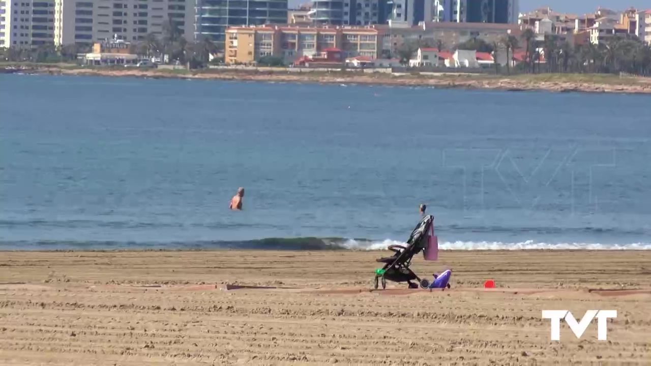 Imagen de El baño en las playas de Torrevieja sigue sin estar permitido