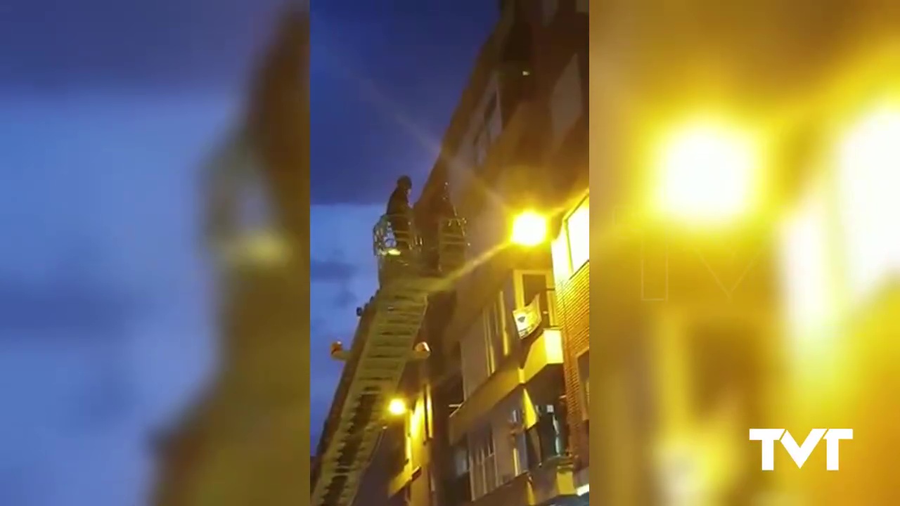 Imagen de Los bomberos desmontan un gran toldo que se había desprendido en parte por el temporal