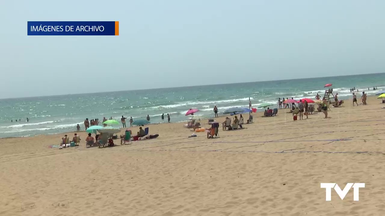 Imagen de Nuevo rescate de dos bañistas por parte de la Guardia Civil en la Playa de La Mata