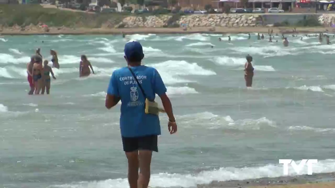 Imagen de Dos trabajadores de playa salvan la vida de tres jóvenes