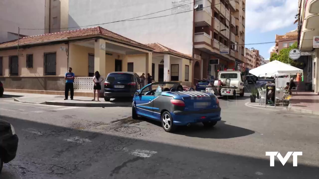 Imagen de Un coche se empotra contra el porche de una vivienda tras saltarse un stop