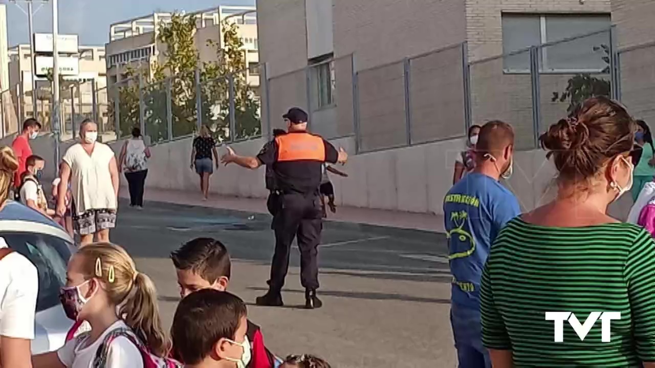 Imagen de Educación trabaja para evitar aglomeraciones de padres en las puertas de los colegios