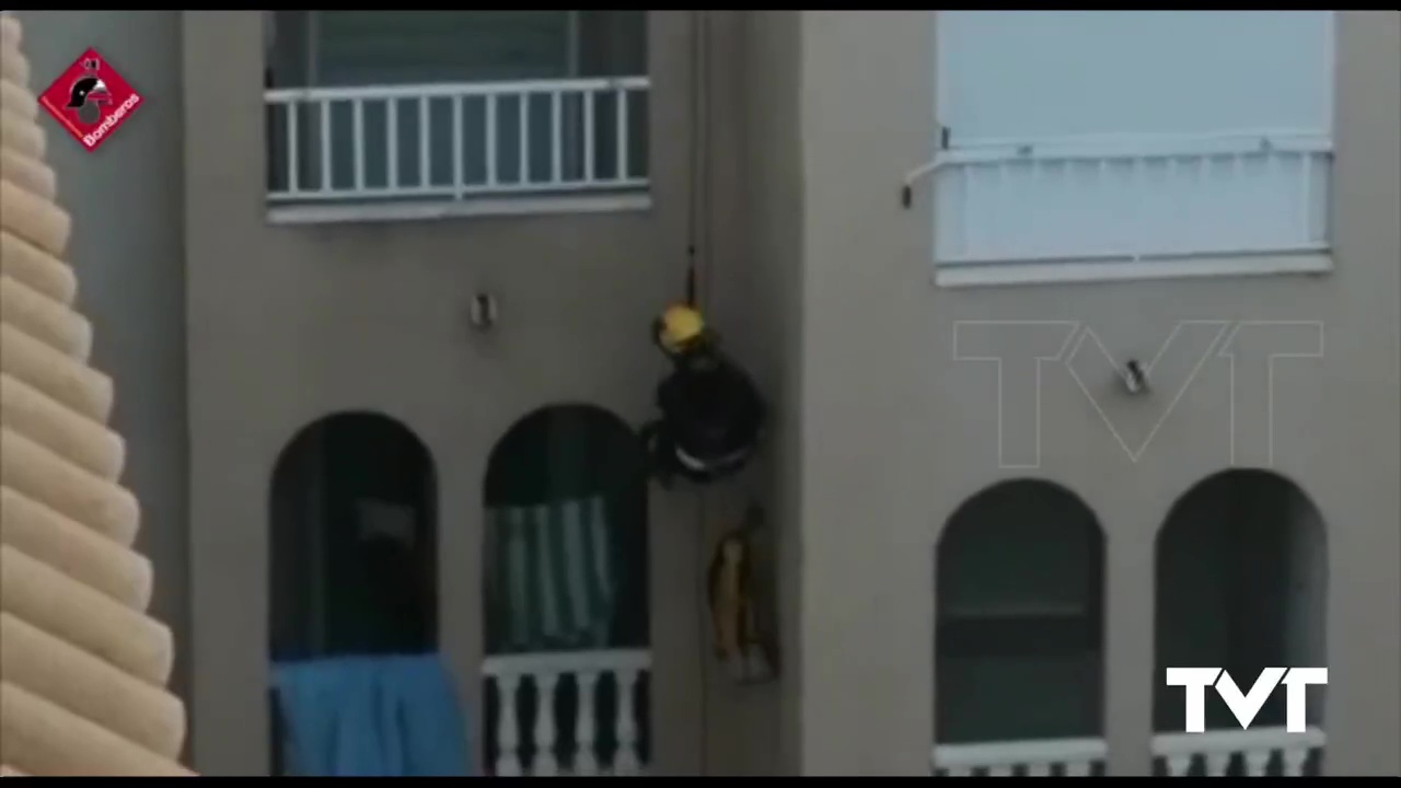 Imagen de Los bomberos acceden a una vivienda para auxiliar a una persona de avanzada edad 