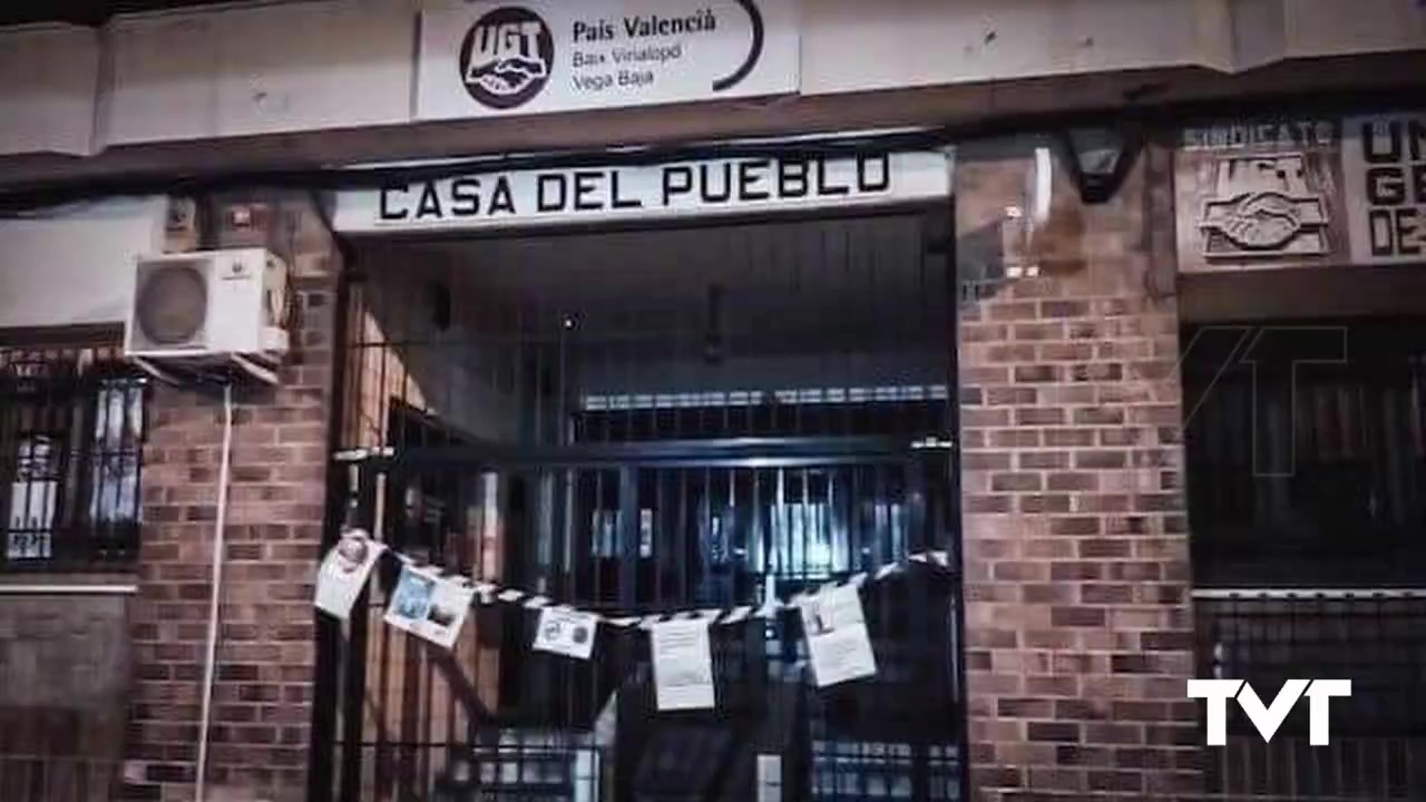 Imagen de La Casa del Pueblo de Torrevieja aparece empapelada