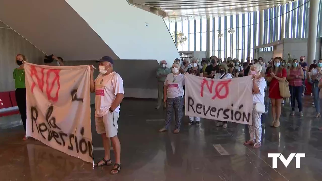 Imagen de Más de un centenar de personas protestan durante la reunión de Barceló con el Comité