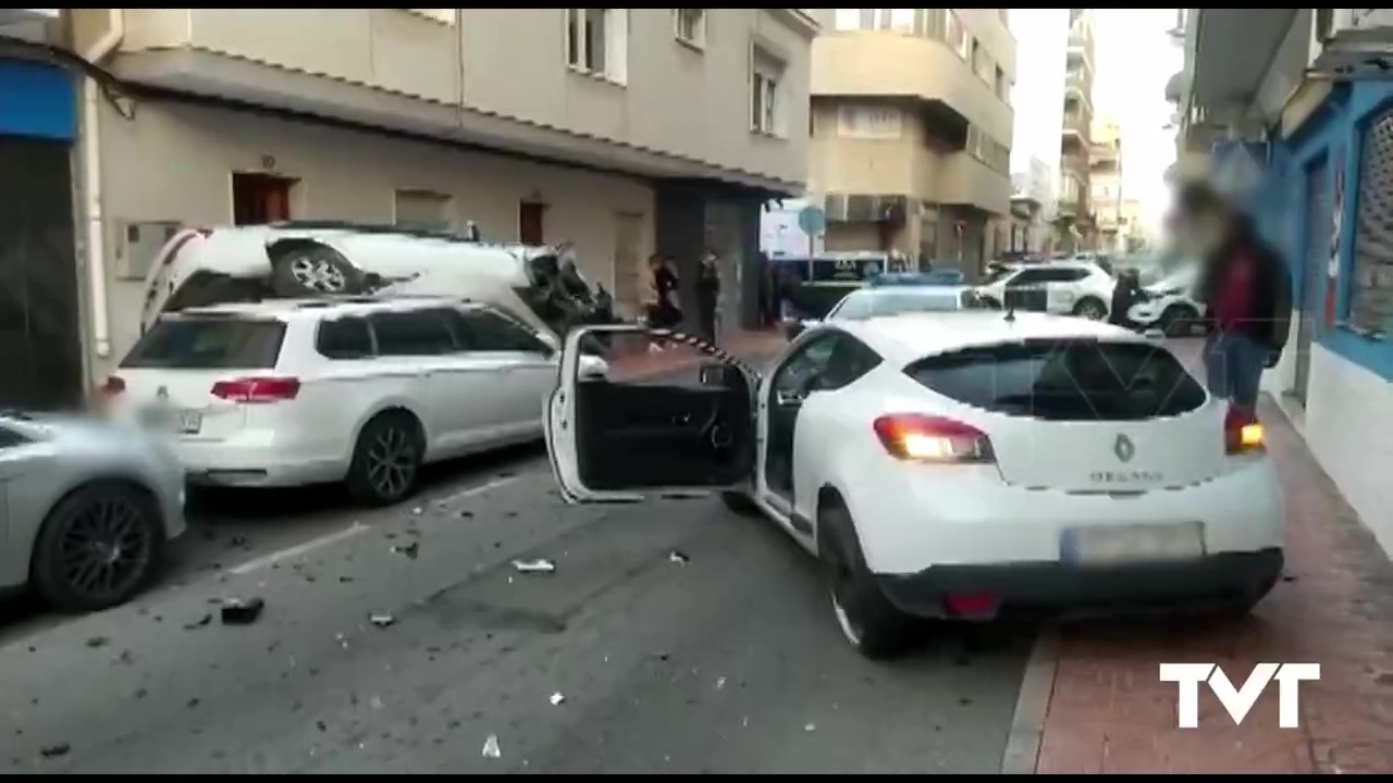 Imagen de Un conductor que circulaba en sentido contrario se da a la fuga tras colisionar con varios coches