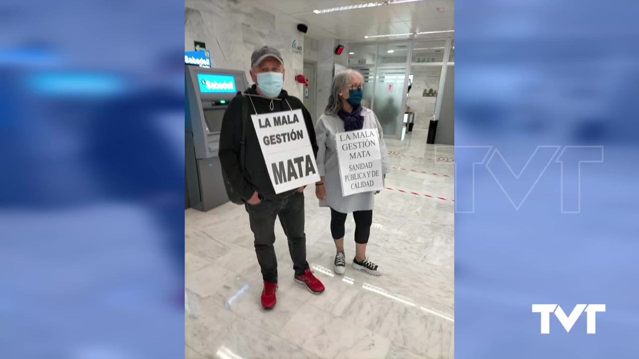 Imagen de Un usuario del Hospital recorre las instalaciones con carteles reivindicativos sobre su cuerpo