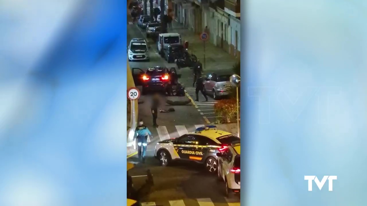 Imagen de La guardia Civil se lleva a dos personas esposadas en pleno centro de Torrevieja