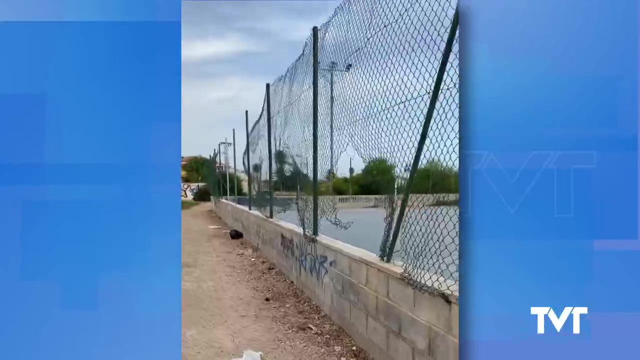 Imagen de  El PSOE de Torrevieja muestra el estado lamentable de pistas deportivas en Las Torretas