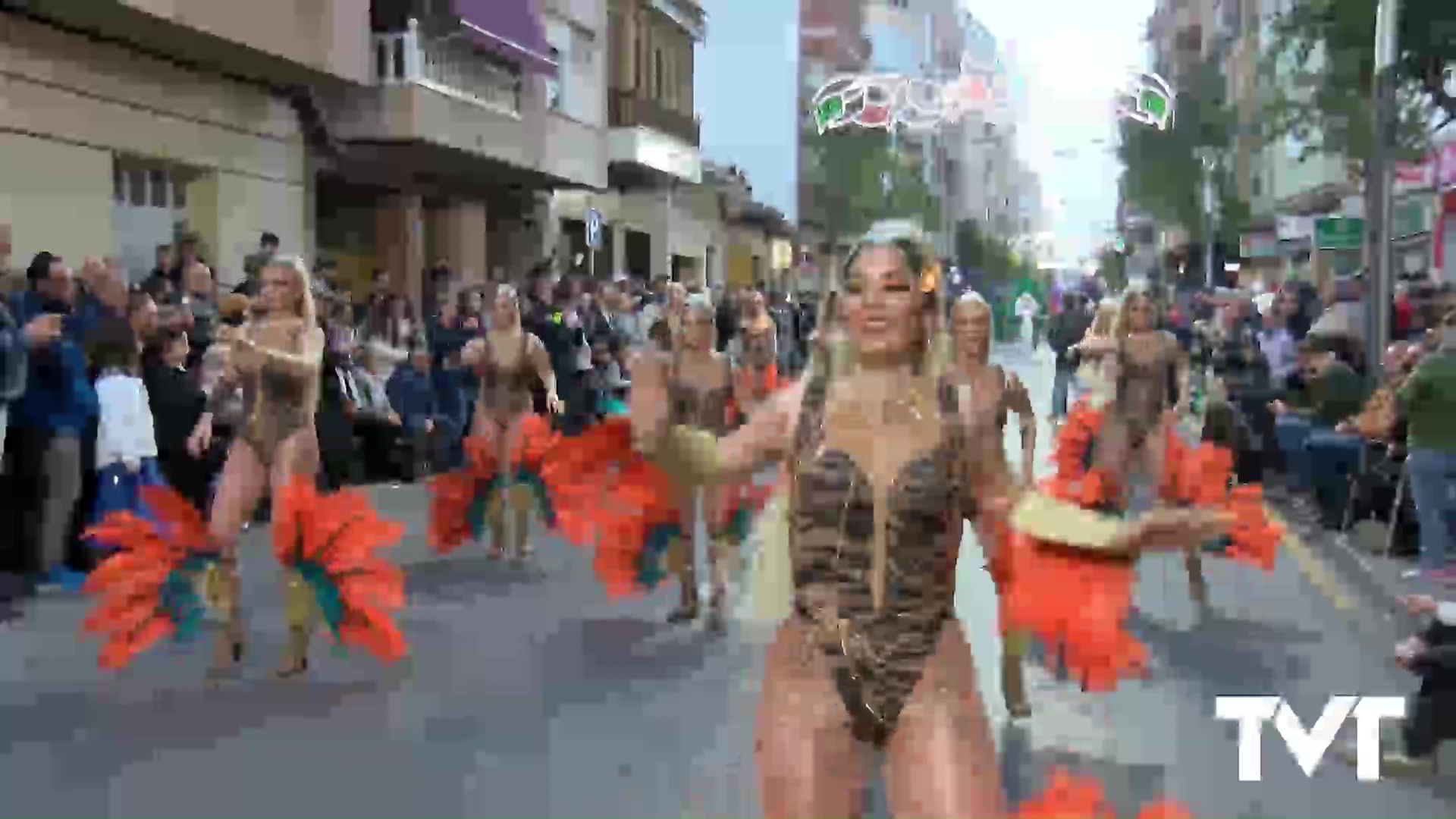 Imagen de Un desfile nocturno que volvió a brillar en las calles de Torrevieja