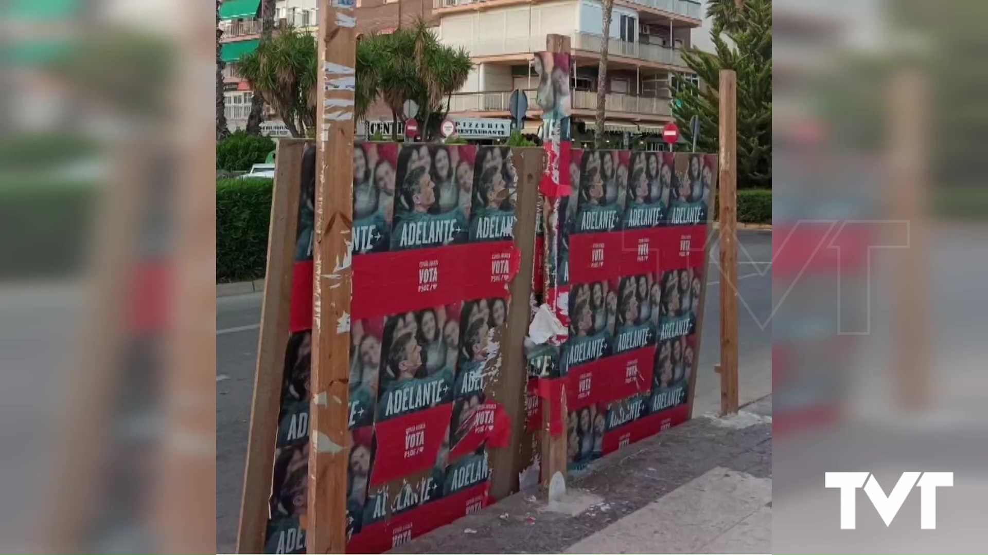 Imagen de Arrancan los paneles del Paseo de la Libertad donde está pegada la cartelería socialista del 23J