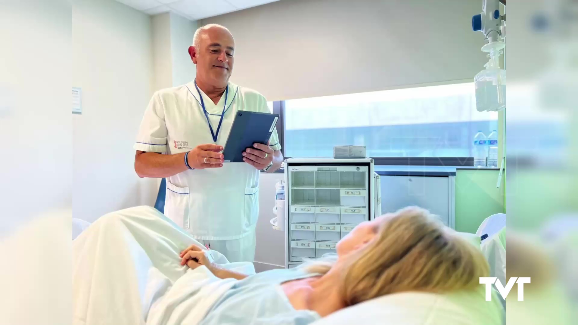 Imagen de El hospital de Torrevieja incorpora 30 tablets a pie de cama para registro del trabajo de enfermería