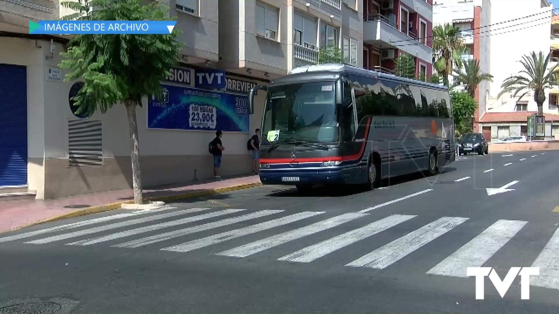 Imagen de Más de 300 alumnos de Torrevieja se quedan sin transporte para poder llegar a sus institutos