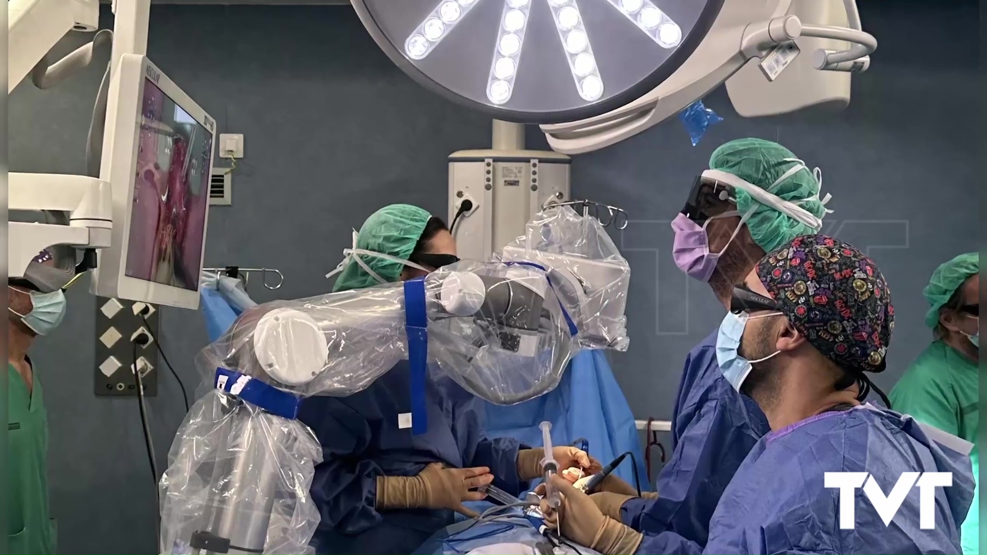 Imagen de El Hospital de Torrevieja realiza la primera cirugía de la provincia mediante un nuevo microscopio óptico con visión aumentada y realidad 3D