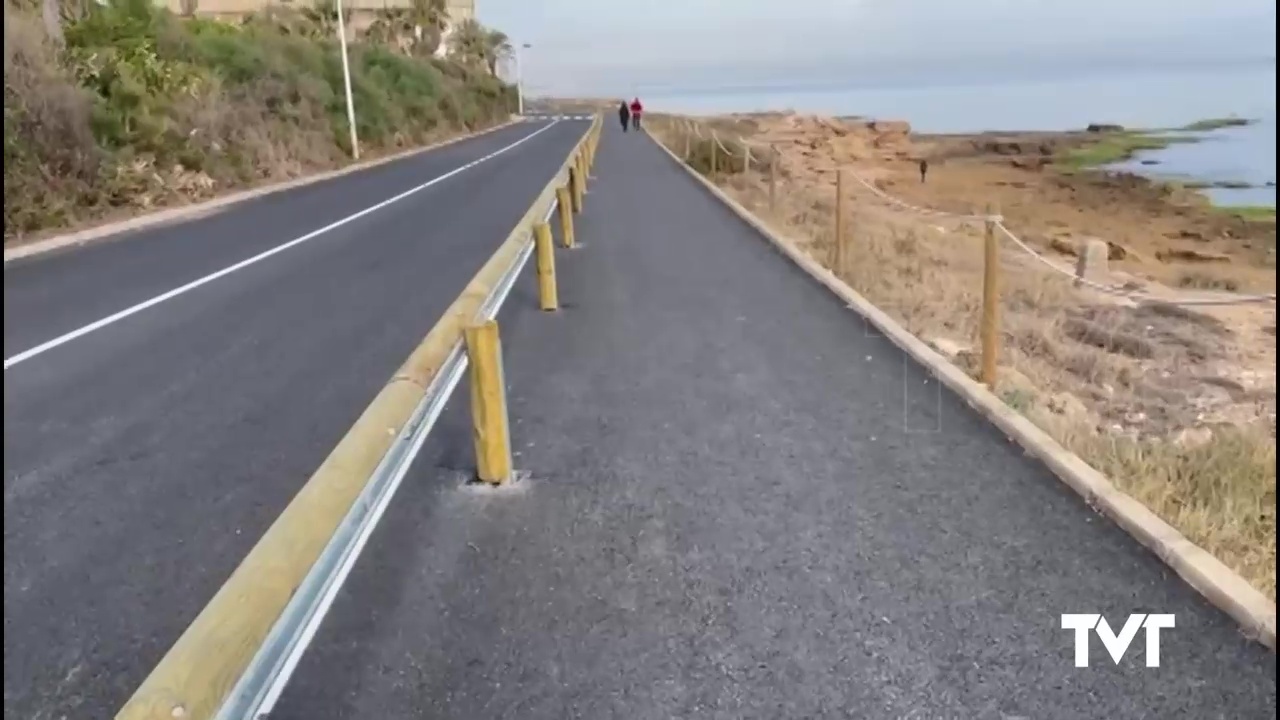 Imagen de Instalada una barrera mixta de protección a lo largo del Paseo del Acantilado en Cabo Cervera