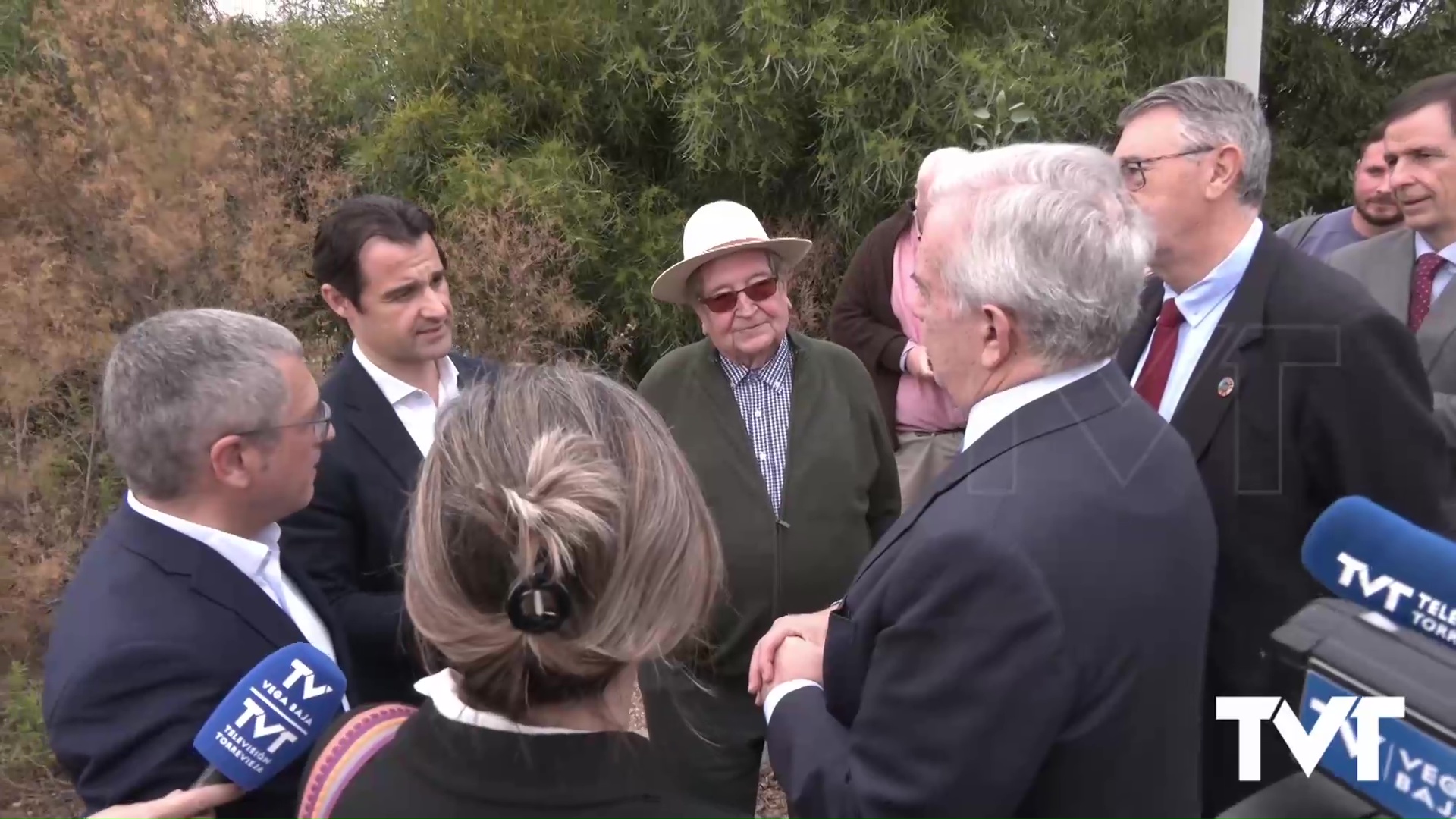 Imagen de Eduardo Dolón se queda en la puerta de la desaladora, sin poder entrar, al no haber sido invitado al acto con Pedro Sánchez 