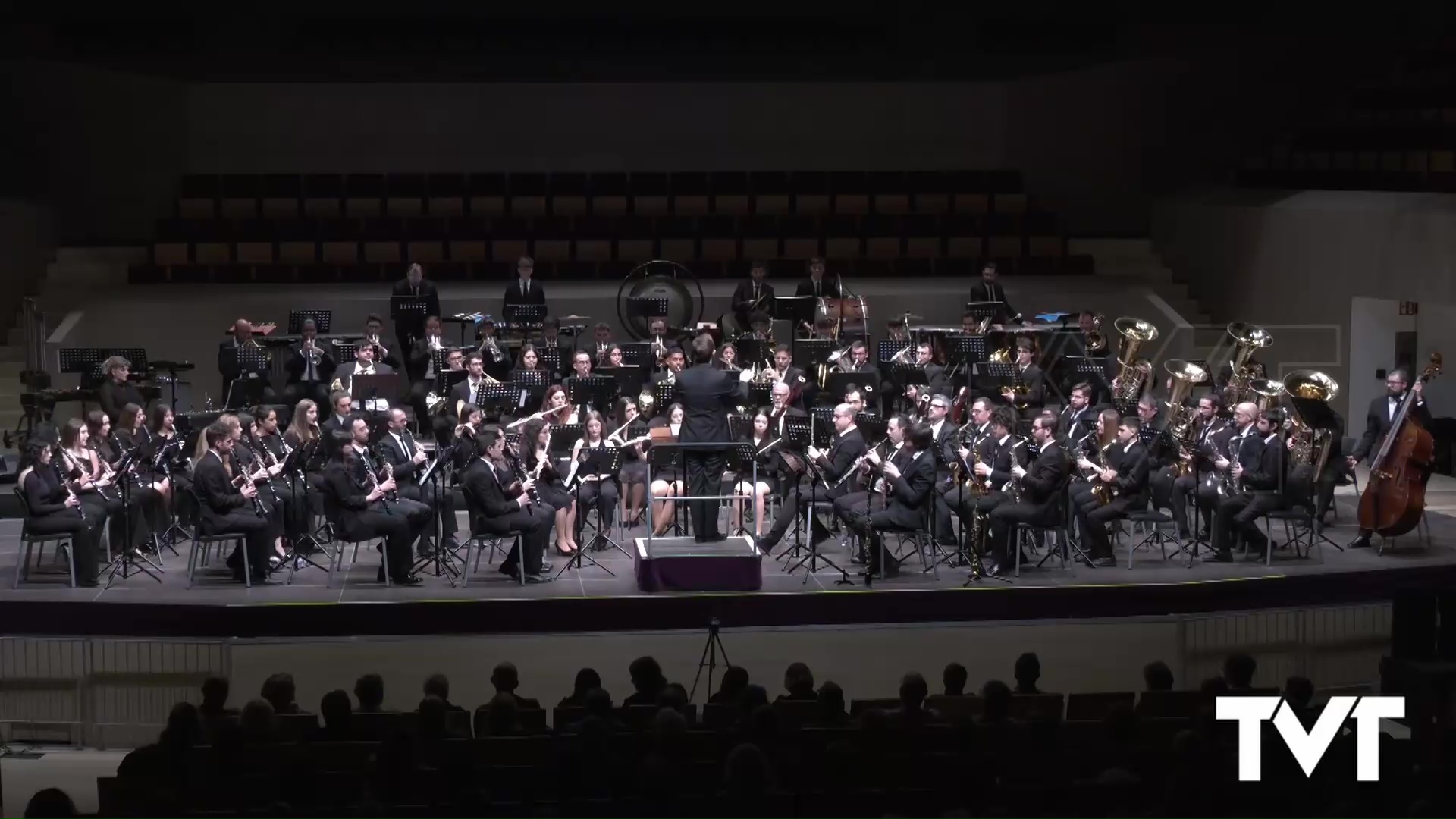 Imagen de Unión de talento musical sobre el escenario del Auditorio con la UMT y la UM de Crevillente 