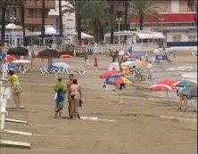 Imagen de Las Lluvias No Impiden A Los Turistas Disfrutar De Las Playas De Torrevieja