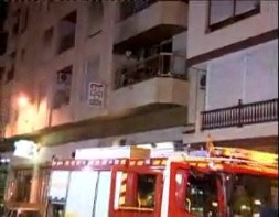 Imagen de Un Incendio De Una Vivienda Obliga A Desalojar Un Edificio En El Centro De Torrevieja