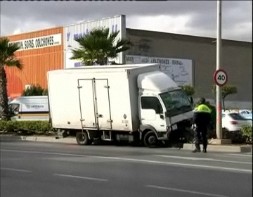 Imagen de Pierde El Control Del Camión Y Se Empotra Contra La Mediana En La Avda Cortes Valencianas 