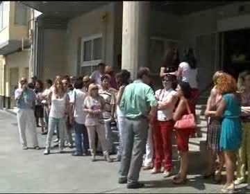 Imagen de Un numeroso grupo de funcionarios se concentró a las puertas del Consistorio de Torrevieja