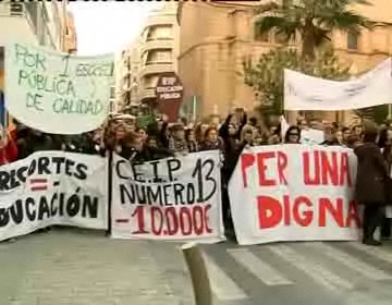 Imagen de Más de medio millar de personas se concentran en Torrevieja contra los recortes en educación
