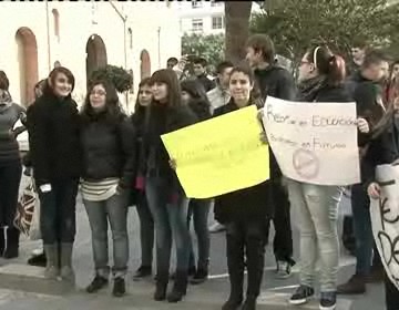 Imagen de Más de un centenar de alumnos de Torrevieja se concentran en protesta por los recortes