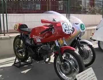 Imagen de La Avda. Miguel de Unamuno acogió una exposición de vehículos y motos antiguas y de ocasión