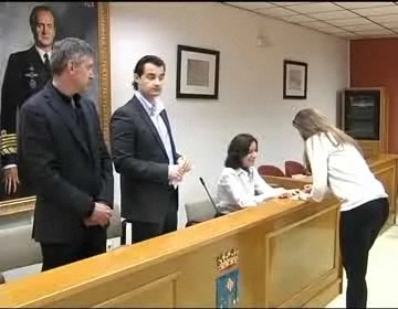 Imagen de El ayuntamiento de Torrevieja entrega becas a deportistas de élite por valor de 23.998 euros