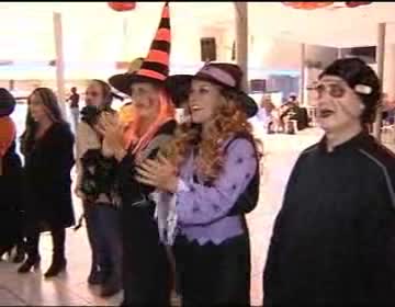 Imagen de Brujas, piratas y esqueletos bailaron en la Macrodiscoteca de la tercera edad la noche de Halloween